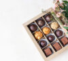 Pyszne i wykwintne czekoladowe praliny jako gustowna bombonierka czyli doskonały prezent niezależnie od okazji