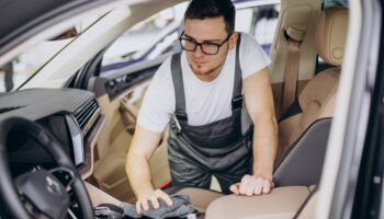 Mycie tapicerki samochodowej w Warszawie – skuteczne metody i profesjonalne podejście